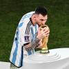 Argentiniens Lionel Messi küsst den WM-Pokal.