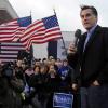 Ex-Gouverneur Mitt Romney (r) beim Vorwahlkampf in Iowa: Wer das komplizierte US-Wahlsystem verstehen und die Präsidentschaftswahl verfolgen will, wird auf zahlreichen Webseiten fündig. dpa