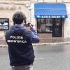 Italienische Kriminaltechniker fotografieren den Tatort in Macerata. Sechs Afrikaner wurden durch Schüsse zum Teil schwer verletzt.