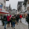 Und ab in die Fußgängerzone: Oberstdorf-Besucher gestern im tief verschneiten Wintersportort.