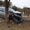 Zwischen Autenried und Biberberg ist ein Autofahrer gegen einen Baum geprallt.