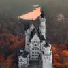 Bunt gefärbtes Herbstlaub, Abendrot und das berühmte Schloss Neuschwanstein. Die Aufnahme von Thierry Fiegle ist auf den Seiten von Germandrones veröffentlicht worden. 