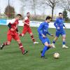 Langerringen (blaue Trikots) und der FC Königsbrunn (rot) stehen sich am Sonntag im Kreisliga-Derby gegenüber.