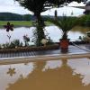 Eine überflutete Wiese neben einem Swimmingpool in Babenhausen.