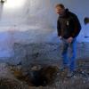 In einem ehemaligen Schweinestall am Theresienhof südlich von Dillingen hat Elmar Waltl gestern diesen seltsamen Fund gemacht. Die Polizei klärt nun, ob es sich um eine Bombe aus dem Zweiten Weltkrieg handelt. 