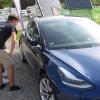 Florian Nebe und Finn Pfeilschifter interessieren sich für einen Tesla. Die beiden jungen Erwachsenen wollen später einmal ein E-Auto fahren. Zum siebten Mal machte die eRUDA Station in Landsberg.