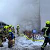 Einsatzkräfte der Feuerwehr löschen einen Brand in einem Wohnhaus in Hellersdorf.