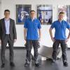 Lukas Weiß (Mitte) aus Fremdingen ist Deutscher Meister im CNC-Fräsen. Dr. Jochen Kress (links), Geschäftsführender Gesellschafter von Mapal, gratulierte ihm und Julian Kraus (rechts). 	