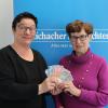 400 Euro überreichte Anneliese Kaiser aus Petersdorf für die Kartei der Not Claudia Bammer (links), stellvertretende Redaktionsleiterin der Aichacher Nachrichten.  	