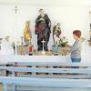 Seit zwanzig Jahren kümmern sich Waldtraud Aurbacher und einige Höllberger Frauen um das Käppele. Bei der Renovierung wurden auch die Heiligenfiguren gereinigt.