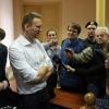 Anklage im Jahr 2012. Schon früh in seiner politischen Karriere steht Nawalny vor Gericht. Die Staatsanwalschaft fordert zehn Jahre Haft. Ihm werden Untreue und Diebstahl vorgeworfen.