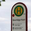 Das Haltestellenschild der Bushaltestelle Beschläge Koch in Freiburg steht nahe dem Gelände der gleichnamigen Firma.