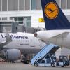 Die Lufthansa hat erste Mittel aus dem staatlichen Rettungspaket erhalten, eine Woche nach Verabschiedung der Maßnahme. Airline-Chef Spohr kündigte an, die Flotte zu modernisieren.