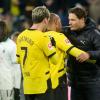 Nach dem Dortmunder Sieg gegen Gladbach gaben sich BVB-Trainer Edin Terzic (r) und sein Team erleichtert.