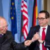 Dieses Bild zeigt, wie ein Politiker den anderen von etwas überzeugen will: Bundesfinanzminister Wolfgang Schäuble (links) und US-Finanzminister Steven Mnuchin unterhalten sich vor dem G20-Gipfel. 	 	