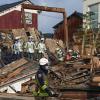 Rettungskräfte arbeiten an einem eingestürzten Gebäude in Wajima.
