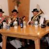 Musiker der Blaskapelle Scheuring spielen ein Ständchen. 