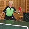 Ball und Netz fest im Blick: So spielt Johann Fischer seit 50 Jahren Tischtennis. 	