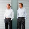 Den Blick stets in dieselbe Richtung und nach vorn gerichtet: Die Zwillingsbrüder Andreas (links) und Thomas Strüngmann bauten Hexal auf und sind bei Biontech als Investoren engagiert.