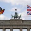 Die deutsche und die britische Flagge wehen am Brandenburger Tor im Wind. Alles ist bereit für den Besuch aus England. 