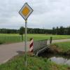 Die Ecknachbrücke nach Schafhausen (Sielenbach) muss erneuert werden. Auch die Fahrbahn wird verbreitert. Die Gemeinde hofft auf einen Baubeginn im Frühjahr.