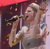 Als Isabell Levina Lueen nach dem Finale noch einmal „Perfect Life“ singt fällt Glitter von der Decke. Mit dem Lied tritt sie beim ESC 2017 in Kiew auf.