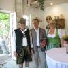 Gisela und Hans (links) Ohlig aus Nordhofen haben ein Stehcafé eröffnet. In der Bildmitte Deisenhausens Bürgermeister Norbert Weiß. 	