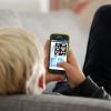 Im Bett, auf der Couch, beim Warten am Bahnsteig: Vor allem junge Menschen tun sich schwer, ihr Smartphone über längere Zeit nicht zu beachten.