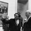 Bei der Wiedereröffnung der Alten Pinakothek 1957 zeigt Generaldirektor Ernst Buchner dem Bundespräsidenten  Theodor Heuss die Sammlung. Buchner, ab Mai 1933 NSDAP-Mitglied, war von März 1933 bis 1945 verantwortlich für die Pinakotheken. 