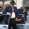 Schauspieler Herbert Knaup (l.) als Kommissar Kluftinger und dessen Bruder Karl Knaup (r.) als Paul Ayerle steigen während der Dreharbeiten des Krimis "Kommissar Kluftinger. Milchgeld", in Altusried (Schwaben) aus einem Auto. Im Großraum Kempten/Memmingen wird derzeit der zweite Kluftinger-Roman verfilmt. Die Fernsehausstrahlung ist voraussichtlich im Jahr 2012.