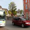 Dicht drängt sich der Verkehr in Mering und Parkplätze gibt es nur sehr wenige. (Archivfoto)