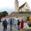 Die Hangsanierung in Herrenstetten nimmt Gestalt an. Hugo Ritter von der Kirchenverwaltung, Bauleiter Jürgen Pietschmann, Planer Prof. Jürgen Schegk und Verwaltungsleiterin Johanna Roth besprechen den Bauvorschritt (von links).