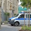 Ein Justiz-Fahrzeug biegt in die Einfahrt zum Landgericht in Landau ab.