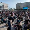 Am Sonntag versammelten sich Demonstration gegen die Corona-Auflagen auf dem Berliner Alexanderplatz.