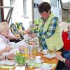 Tagesbetreuung in privaten Haushalten bietet nun das Rote Kreuz im Landkreis Augsburg. Gastgeberin in Scherstetten ist Gisela Deschler (Mitte).  	