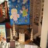 Die Schülerinnen der Fachakademie Maria Stern haben mit den Kindern aus dem Kinderhaus St. Johanna Bilder zu der Weihnachtsgeschichte „Anna und die Engelchen“ von Tina Piller gestaltet.