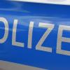 Die Polizei ermittelt gegen einen Mann, der vor einem Club in Fürstenfeldbruck andere Gäste mit dem Auto angefahren hat.