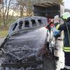 Zwischen Ettringen und Hiltenfingen brannte ein Auto aus.