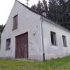 Das Wasserhaus in Straßberg wird derzeit als Lager- und Technikraum genutzt. Weil der darunterliegende Brunnen zurückgebaut werden muss, ist der Abriss fast schon beschlossen. Foto: Elmar Knöchel 	 