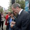 Wirtschaftsminister und FW-Vorsitzender Hubert Aiwanger beim Autogramm-Schreiben auf einem Wahlkampfauftritt am Samstag auf dem Königsplatz. 
