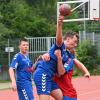 Die ersten Tropfen fielen schon beim Finale der C-Jugendlichen. Die Spieler des TSV Niederraunau (in blauen Trikots) belegten nach großem Kampf den zweiten Platz im Turnier. 	