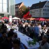 Straßenfest in der Neuen Mitte: Flüchtlinge verschenken Essen