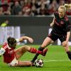 Bayerns Lea Schüller (r) und Arsenals Katie McCabe kämpfen um den Ball.