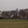 An der Stelle des gelben Hauses links soll künftig ein viergeschossiges Mehrfamilienhaus stehen. Es wird etwas niedriger sein als der bestehende Bau, sich aufgrund seines Flachdaches aber deutlich im Ortsbild hervorheben. 