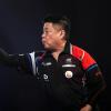 Mischt mit 66 Jahren bei der Darts-WM mit: Paul Lim.