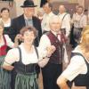 Zahlreich beteiligten sich die Besucher des Volkstanzabends in der TSV-Halle am traditionellen Auftanz zu Beginn.  