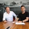 Enrico Maaßen (rechts) hat jetzt den Vertrag beim FCA unterschrieben. Sport-Geschäftsführer Stefan Reuter freut's. 
