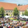 Im Hof des Schwäbischen Volkskundemuseums Oberschönenfeld findet auch heuer wieder das Museumsfest statt. 