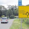 Noch läuft der Verkehr Richtung Krumbach durch Obenhausen: Wann die vom Kreisverkehr aus nach Osten geplante Umgehungsstraße kommt, ist noch unklar, denn gegen die Trassenführung wurden zahlreiche Einwände erhoben.  