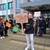 Schüler der Hermann-Schmid-Akademie haben am Montag gegen das Aus der Augsburger Privatschulen demonstriert.